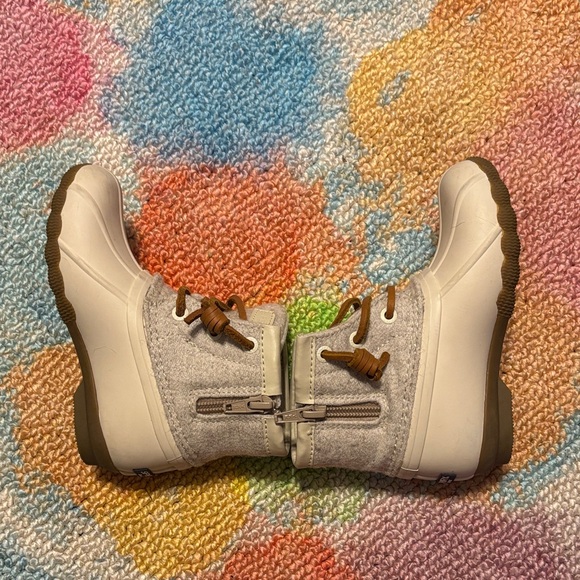 Sperry Kids Boots in Gray and White - Picture 4 of 7